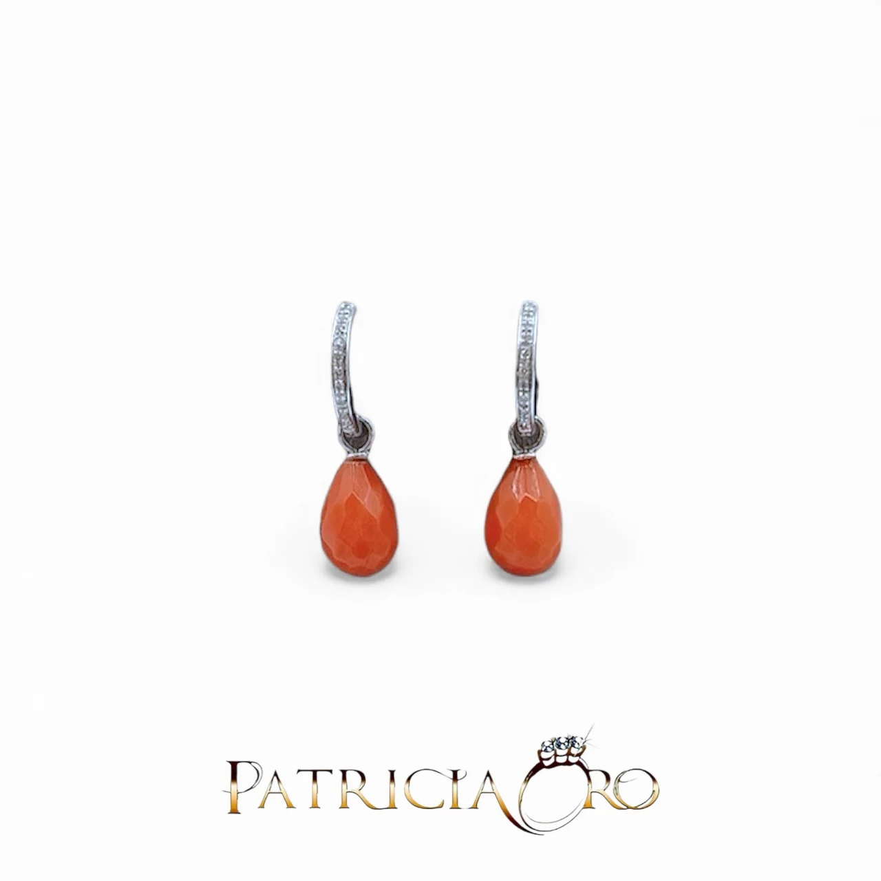 Orecchini in Oro con Corallo e Diamanti - Patricia Oro Creations | Gioielleria Patricia Oro Splendidi orecchini in oro con corallo e diamanti, un gioiello di lusso perfetto per un'occasione speciale.