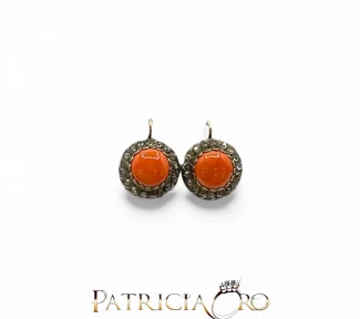 Splendidi orecchini con Corallo Sciacca e diamanti, un gioiello di lusso perfetto per un'occasione speciale.