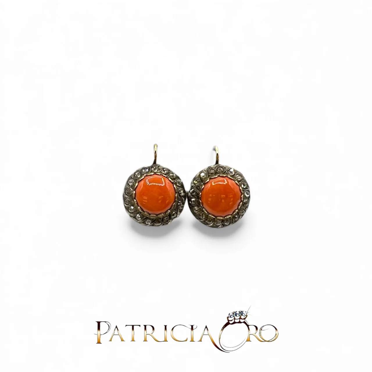 Splendidi orecchini con Corallo Sciacca e diamanti, un gioiello di lusso perfetto per un'occasione speciale.