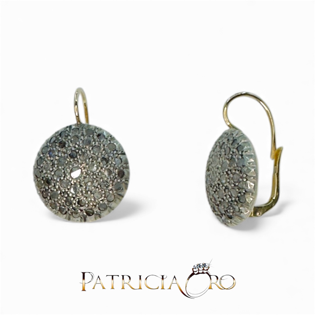 Splendidi orecchini da donna in oro e diamanti piatti di Clesi Gioielli, un esempio di gioielli di lusso disponibili su Gioielleria Patricia Oro