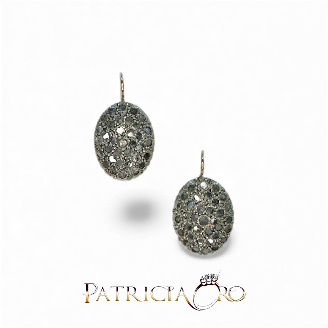 Splendidi orecchini da donna in oro e diamanti piatti di Clesi Gioielli, un'eccellenza di gioielli di lusso, perfetti per un regalo prezioso.