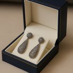 Splendidi orecchini a goccia in oro e diamanti di Clesi Gioielli, un'eccellenza di gioielli diamanti per un'eleganza senza tempo. (Vista 3)