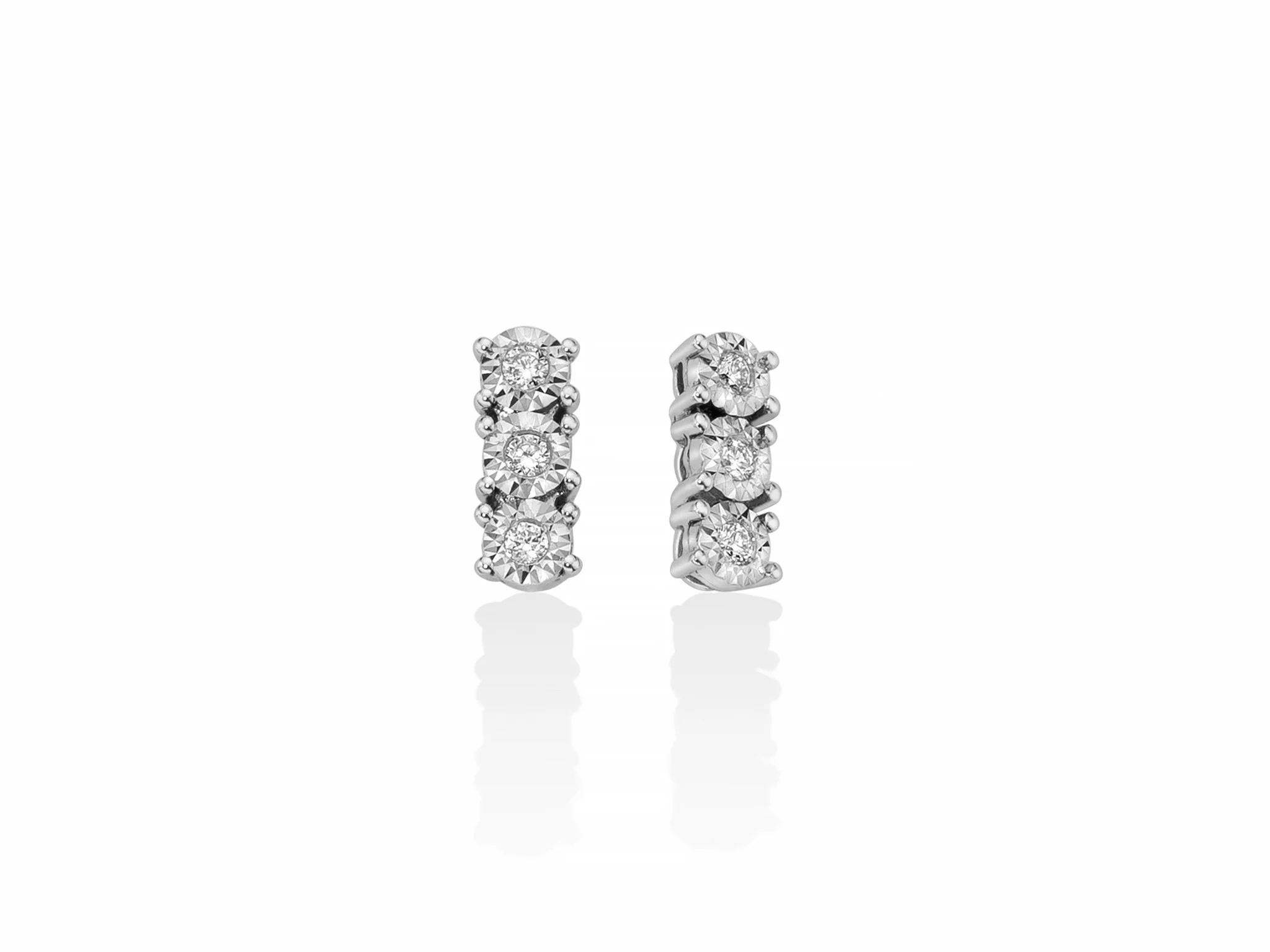 Scopri gli Orecchini Miluna Trilogy con diamanti certificati 18k, un'esplosione di eleganza senza tempo. Acquista ora su Gioielleria Patricia Oro!