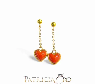 Splendidi orecchini pendenti con corallo, gioielli made in italy di Patricia Oro Creations, un'elegante scelta di alta gioielleria.