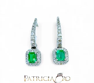 Splendidi orecchini Davite&Delucchi con smeraldo e diamanti, un'eccellenza di gioielli smeraldo per un'eleganza senza tempo. (Vista 2)
