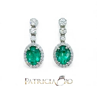 Splendidi orecchini in oro con smeraldo e diamanti, un capolavoro di alta gioielleria. (Vista 2)