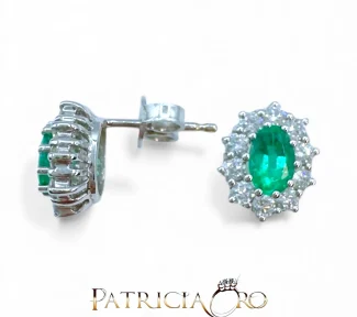 Splendidi orecchini in oro con smeraldi e diamanti, un'eccellenza di alta gioielleria.