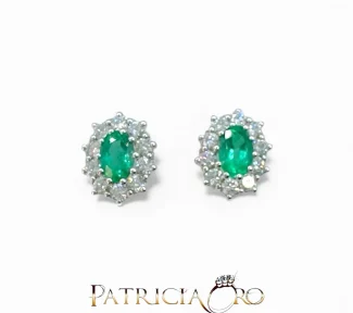 Splendidi orecchini in oro con smeraldi e diamanti, un'eccellenza di alta gioielleria. (Vista 2)