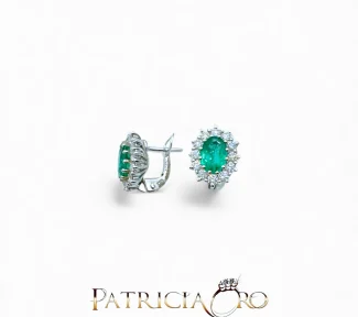 Splendidi orecchini in oro con smeraldi e diamanti, un'eccellenza di alta gioielleria.