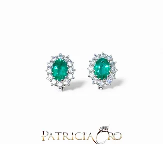 Splendidi orecchini in oro con smeraldi e diamanti, un'eccellenza di alta gioielleria. (Vista 2)