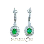 Splendidi orecchini in oro con smeraldi e diamanti Davite&Delucchi, un capolavoro di alta gioielleria. (Vista 2)