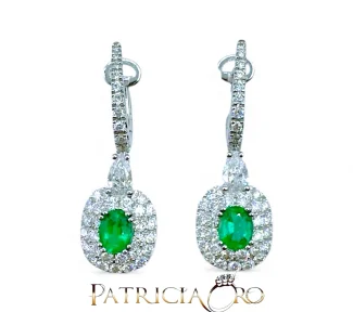 Splendidi orecchini in oro con smeraldi e diamanti Davite&Delucchi, un capolavoro di alta gioielleria. (Vista 2)