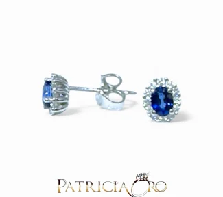 Splendidi orecchini in oro con zaffiri e diamanti, un gioiello di lusso perfetto per un'occasione speciale.