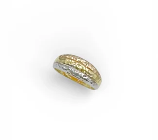 Anello da donna in oro giallo 18kt, un gioiello di lusso perfetto per un'idea regalo preziosa.