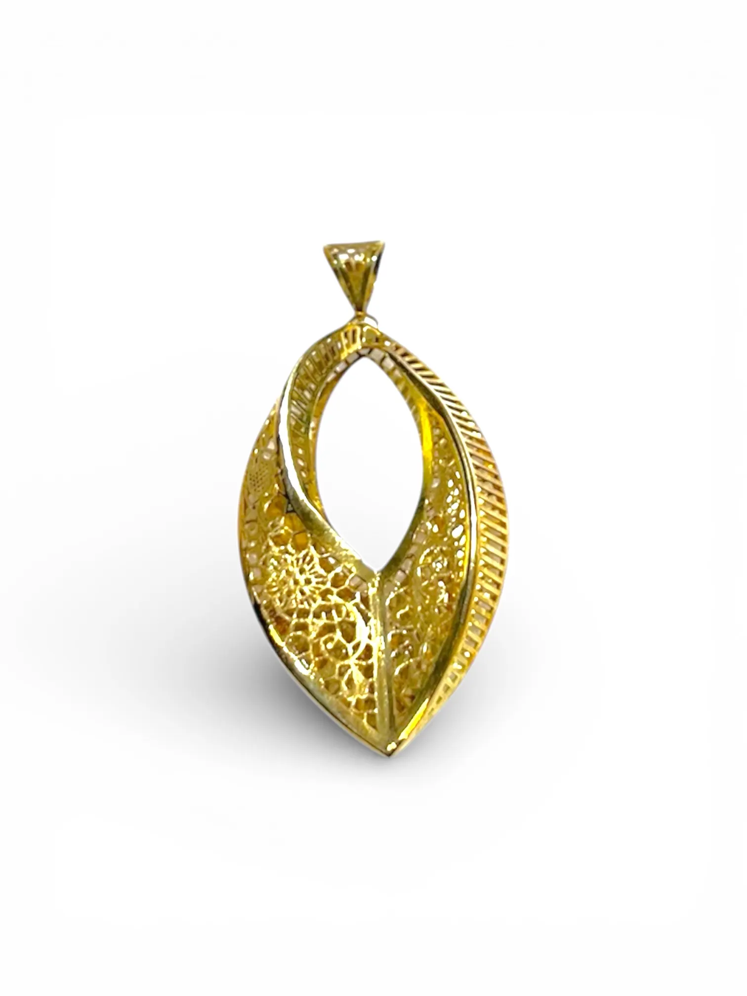 Ciondolo da donna in oro giallo, un gioiello di lusso perfetto per un'idea regalo preziosa.