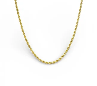 Collana girocollo con cordone in oro 18k, un gioiello di lusso perfetto per un'occasione speciale.