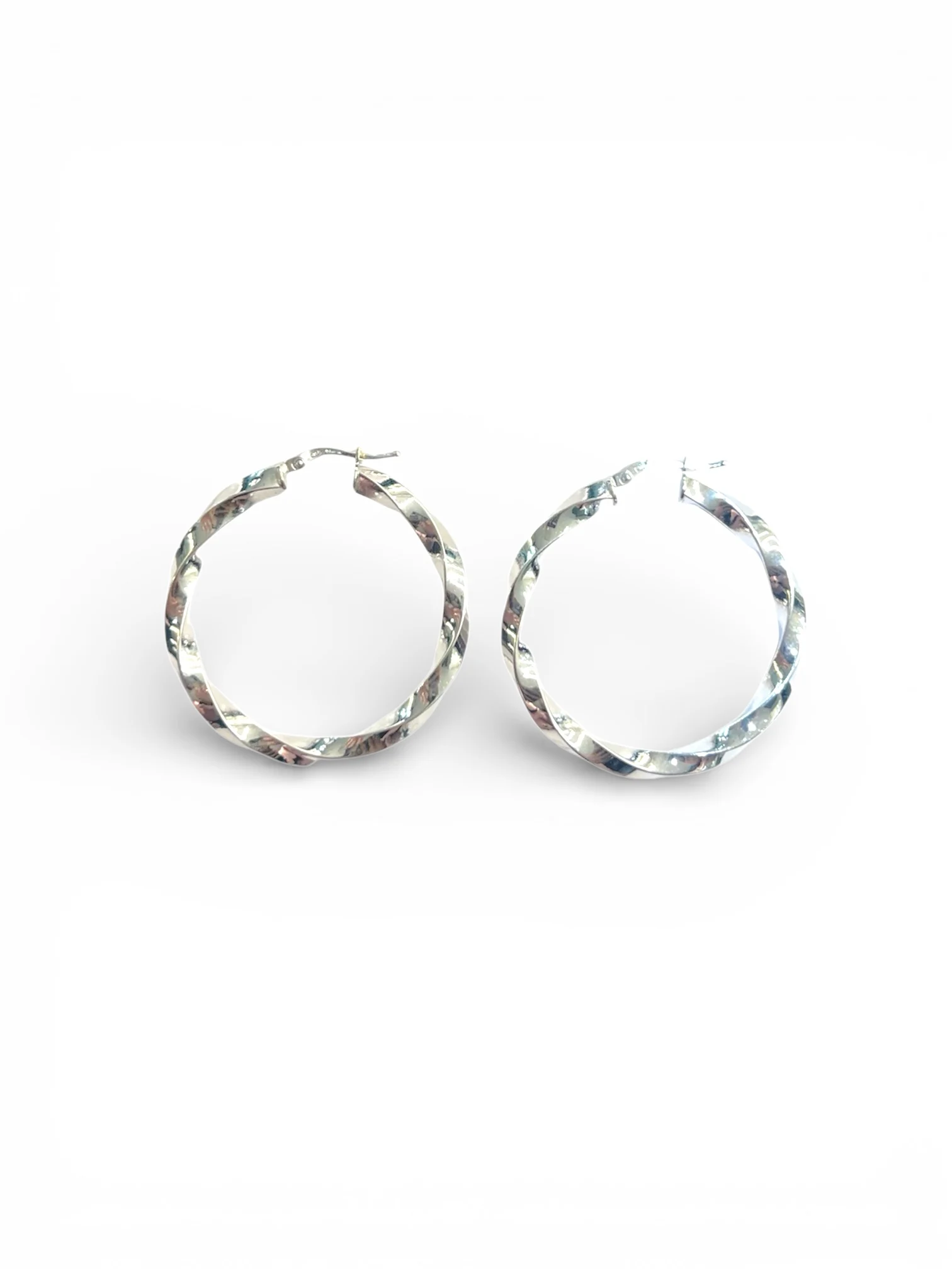 Splendidi orecchini a cerchio in oro bianco 750, un gioiello di lusso perfetto per un'occasione speciale.