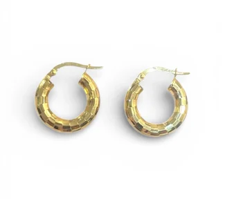 Eleganti orecchini a cerchio in oro giallo 750, un gioiello di lusso perfetto per ogni occasione.