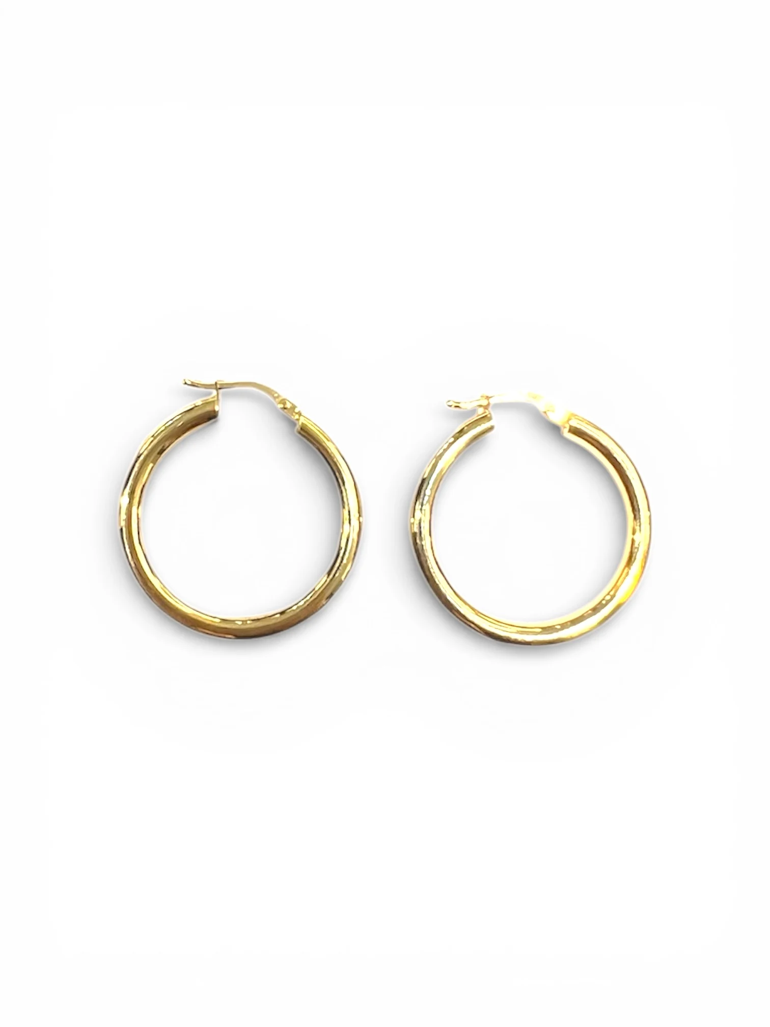 Eleganti Orecchini Cerchi in Oro Giallo 750: un gioiello di lusso per un'eleganza senza tempo.