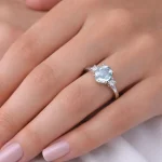 Splendido anello Davite&Delucchi in oro 18k con acquamarina e diamanti, un gioiello di lusso perfetto per un'occasione speciale. (Vista 2)