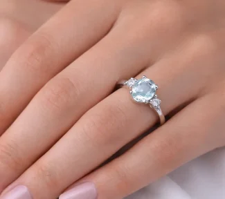 Splendido anello Davite&Delucchi in oro 18k con acquamarina e diamanti, un gioiello di lusso perfetto per un'occasione speciale. (Vista 2)