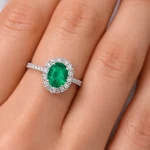 Anello da donna Davite&Delucchi con smeraldo e diamanti, un gioiello smeraldo di alta gioielleria. (Vista 2)