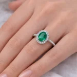 Anello da donna Davite&Delucchi con smeraldo e diamanti: un gioiello smeraldo di alta gioielleria, perfetto per un'idea regalo preziosa. (Vista 2)