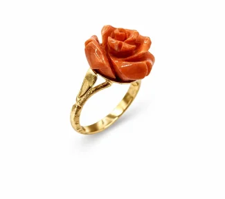 Anello con rosa in corallo Sciacca e oro, un gioiello made in italy di Patricia Oro Creations, perfetto per un regalo prezioso.