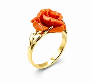 Anello con rosa in corallo di Sciacca, un gioiello made in Italy di Patricia Oro Creations, perfetto per un'idea regalo preziosa.