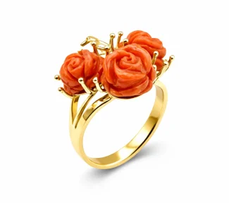 Anello con rosa in corallo di Sciacca, un gioiello made in Italy di Patricia Oro Creations, perfetto per un regalo prezioso.