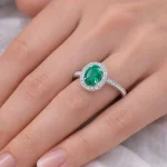 Splendido anello in oro con smeraldo e diamanti, un gioiello smeraldo di alta gioielleria. (Vista 2)