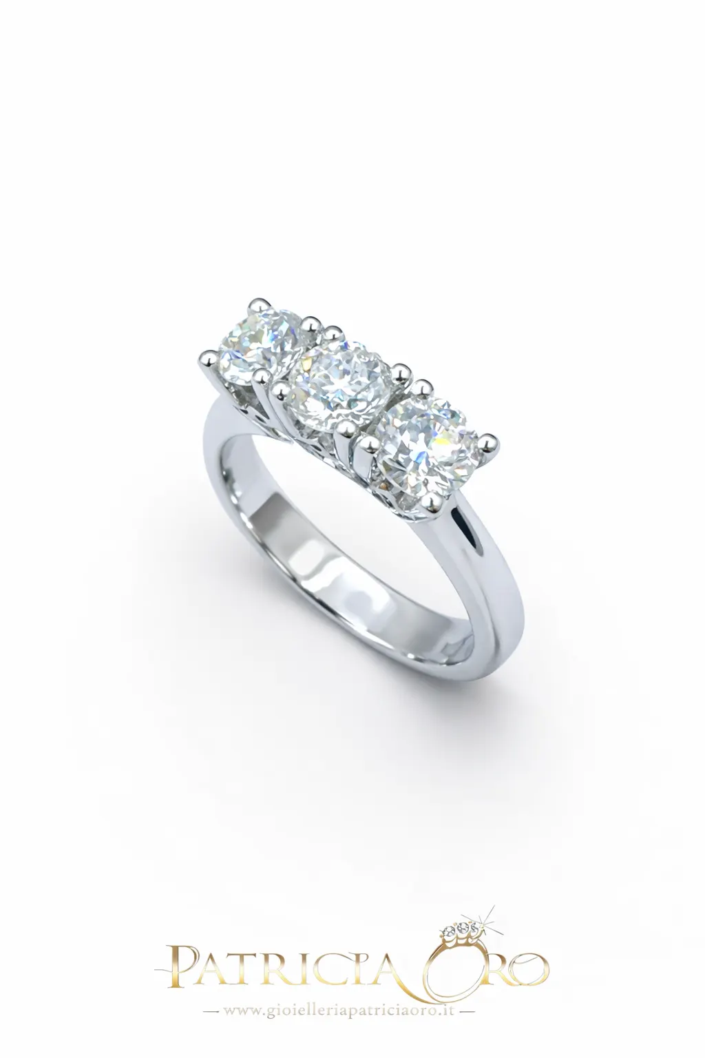 Splendido anello trilogy da donna Davite&Delucchi in oro 18kt con diamanti certificati. Un gioiello di lusso, perfetto come idea regalo preziosa. Scopri la collezione di gioielli diamanti su Gioielleria Patricia Oro.