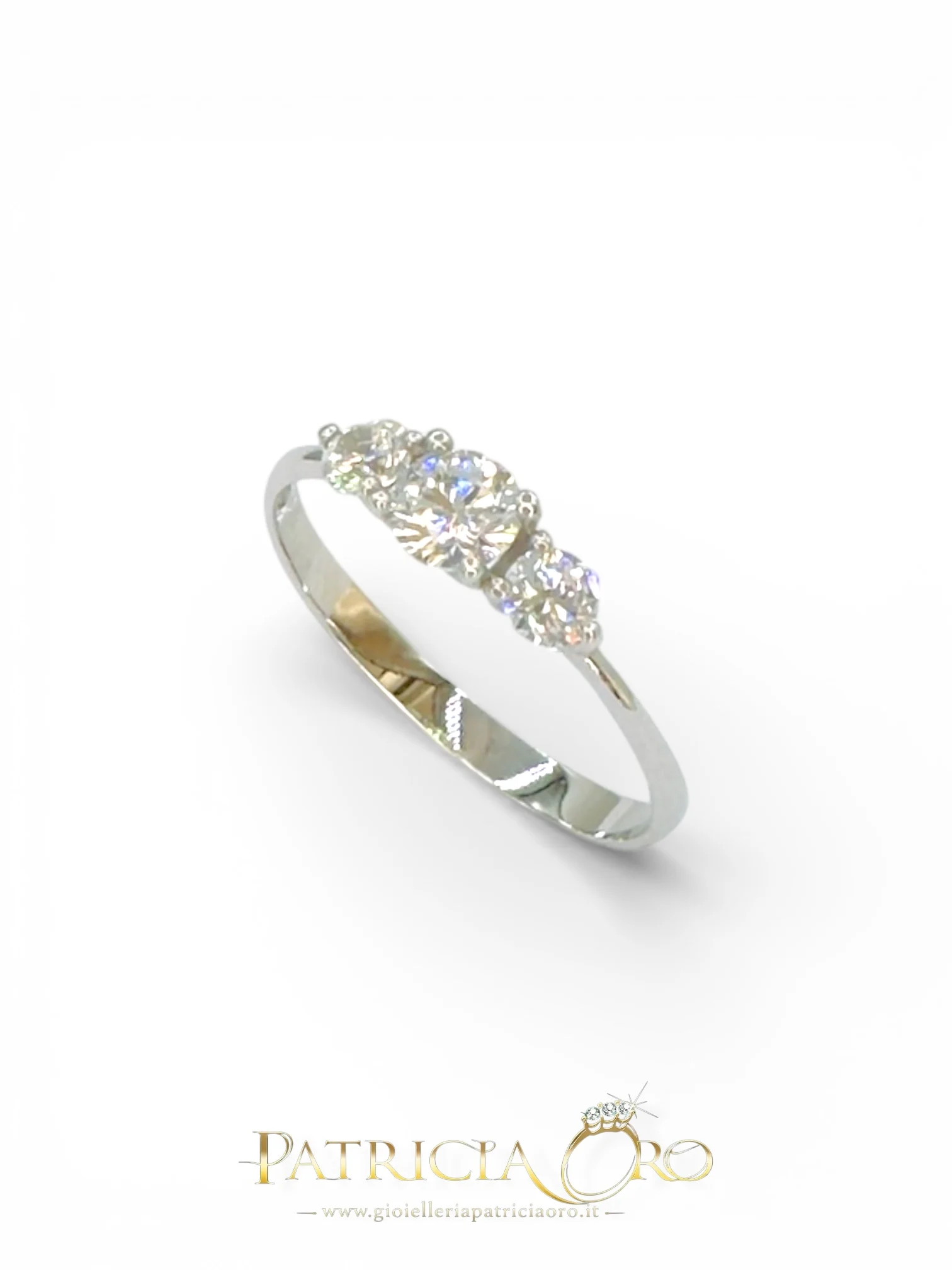 Anello Trilogy Donna in Oro 18kt con Diamanti Certificati | Gioielleria Patricia Oro L'anello trilogy donna in oro 18kt, un gioiello di lusso con diamanti certificati, perfetto per un'idea regalo preziosa.