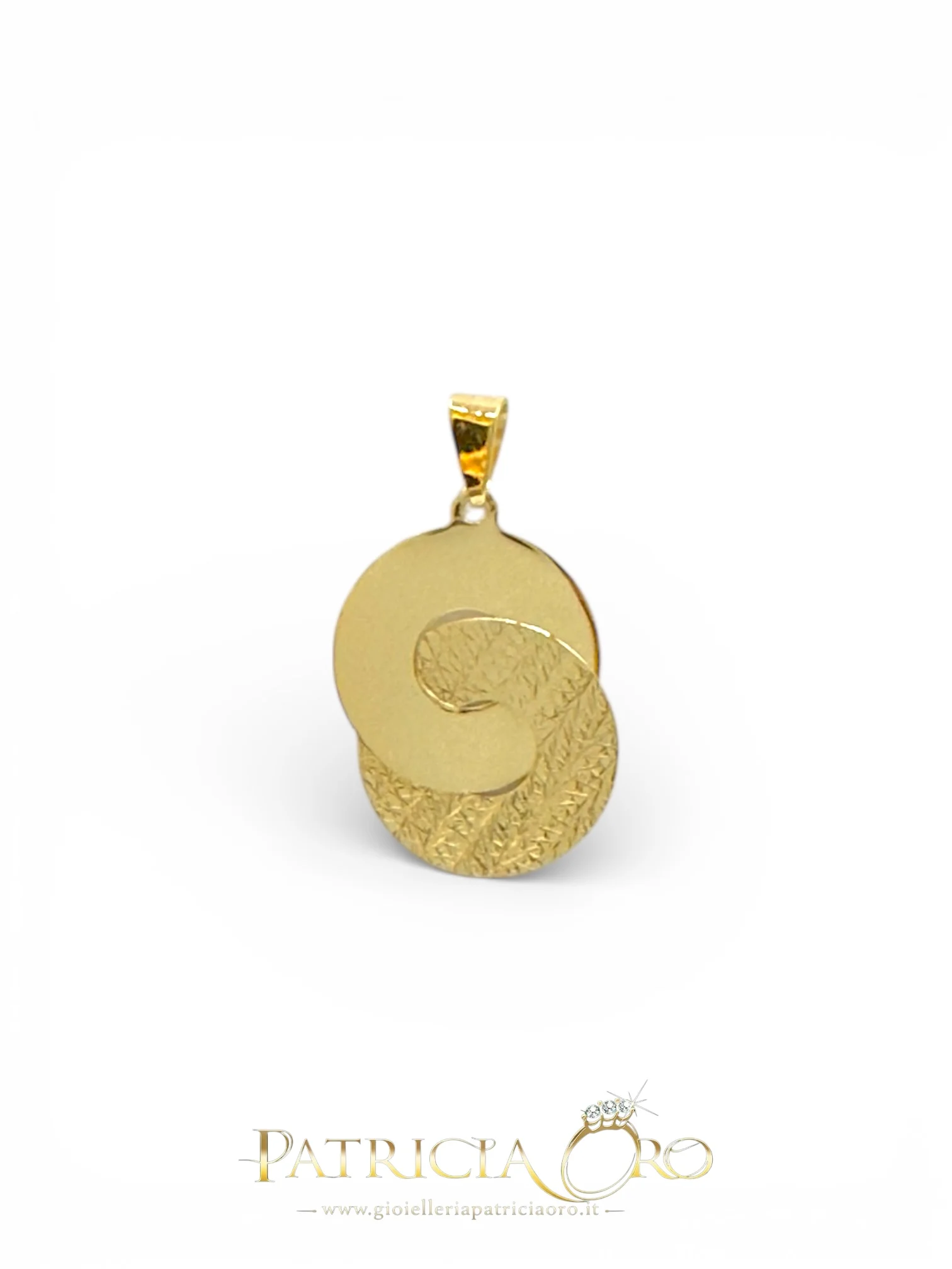 Scopri l'eleganza senza tempo del Ciondolo Donna in Oro Giallo 18kt, un gioiello di lusso perfetto per un regalo prezioso. Esplora la collezione Gioielleria Patricia Oro.