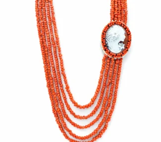 Splendida collana da donna con corallo e cammeo, un gioiello made in italy di Patricia Oro Creations, perfetto per un'idea regalo preziosa.
