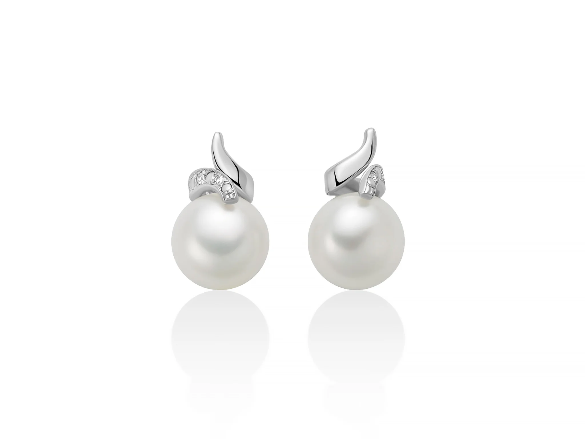 Splendidi Orecchini Miluna con Perle di Lusso: un'idea regalo preziosa per celebrare l'eleganza e la raffinatezza.