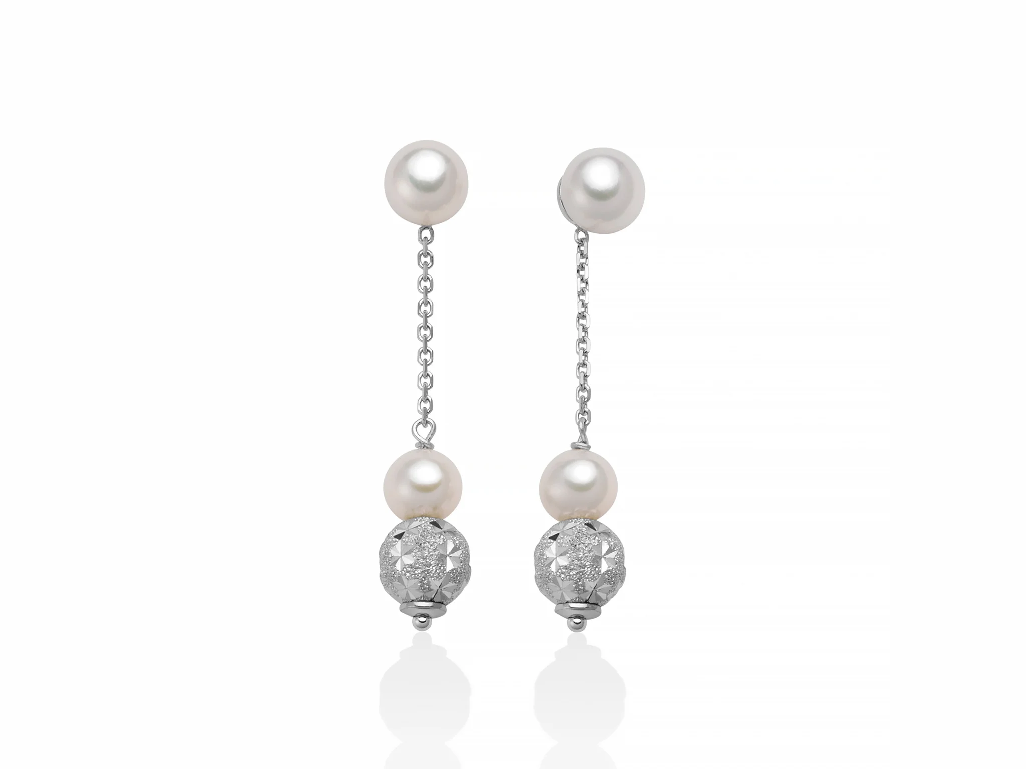Scopri gli Orecchini Miluna con Perle, un gioiello di lusso che incarna l'eleganza. Realizzati in oro 750 e perle naturali, questi orecchini sono la scelta perfetta per un'idea regalo preziosa. Acquista ora su Gioielleria Patricia Oro!