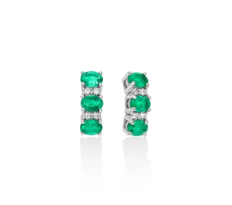 Orecchini Miluna Trilogy con smeraldi e diamanti in oro 18kt: un capolavoro di alta gioielleria per un'eleganza senza tempo.