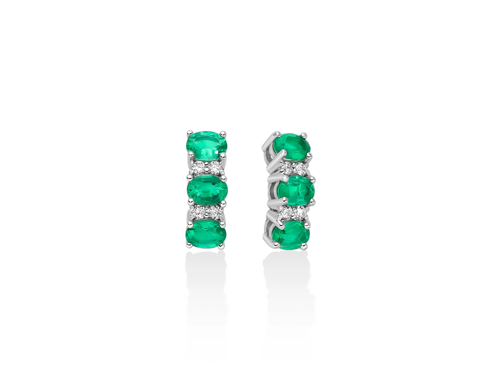 Orecchini Miluna Trilogy con smeraldi e diamanti in oro 18kt: un capolavoro di alta gioielleria per un'eleganza senza tempo.