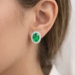 Splendidi orecchini Davite&Delucchi con smeraldo e diamanti, un'eccellenza di gioielli smeraldo per un'eleganza senza tempo. (Vista 2)