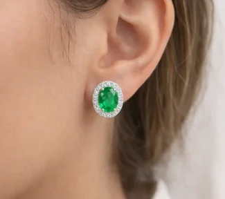 Splendidi orecchini Davite&Delucchi con smeraldo e diamanti, un'eccellenza di gioielli smeraldo per un'eleganza senza tempo. (Vista 2)