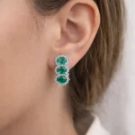 Splendidi orecchini in oro con smeraldo e diamanti, un'eccellenza di alta gioielleria. (Vista 2)