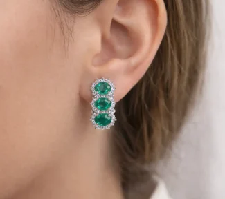 Splendidi orecchini in oro con smeraldo e diamanti, un'eccellenza di alta gioielleria. (Vista 2)