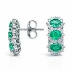 Splendidi orecchini in oro con smeraldo e diamanti, un'eccellenza di alta gioielleria.