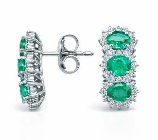 Splendidi orecchini in oro con smeraldo e diamanti, un'eccellenza di alta gioielleria.