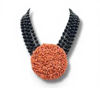 Splendida Collana con Medaglione in Corallo Sciacca e Onice: un capolavoro di alta gioielleria made in italy, perfetto per un regalo prezioso.