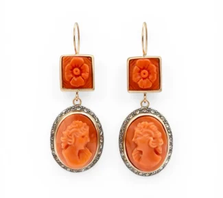 Splendidi orecchini Corallo Sciacca con Rose Coronè in Oro, gioielli made in italy di Patricia Oro Creations, un'idea regalo preziosa per celebrare l'eleganza.