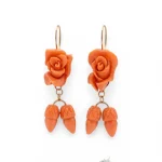 Splendidi orecchini Corallo Sciacca con rose incise in oro, un capolavoro di alta gioielleria made in Italy.