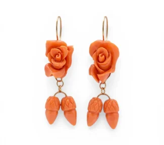 Splendidi orecchini Corallo Sciacca con rose incise in oro, un capolavoro di alta gioielleria made in Italy.