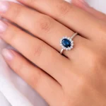 Anello da donna Davite&Delucchi con zaffiro e diamanti naturali, un gioiello di lusso perfetto per un'idea regalo preziosa. (Vista 2)